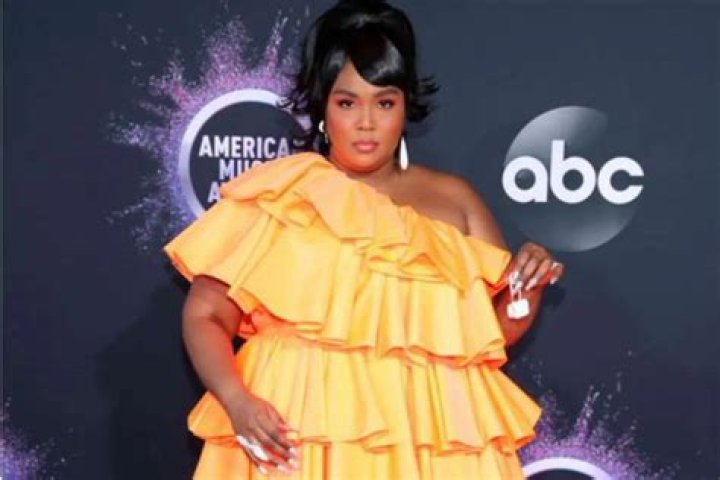 Lizzo’s Tiny Purse At The AMAs Won The Red Carpet & Fans Can’t Stop Talking About It