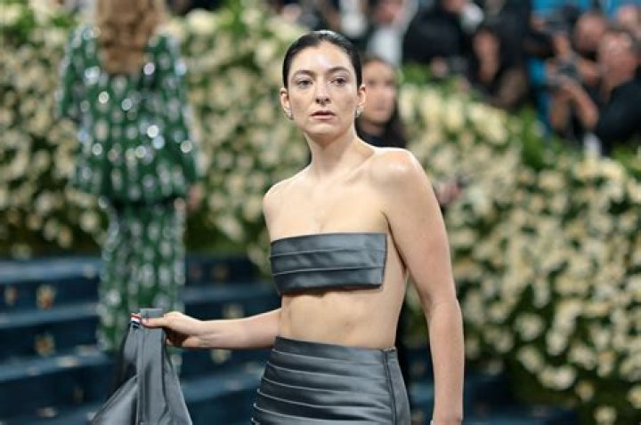 Lorde Flashes Abs, Reveals Self-Care Secrets — Celebwell