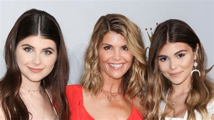 Lori Loughlin’s Daughter Olivia Jade Out Drinking With Pals While Her Mom Is Facing Jail Time