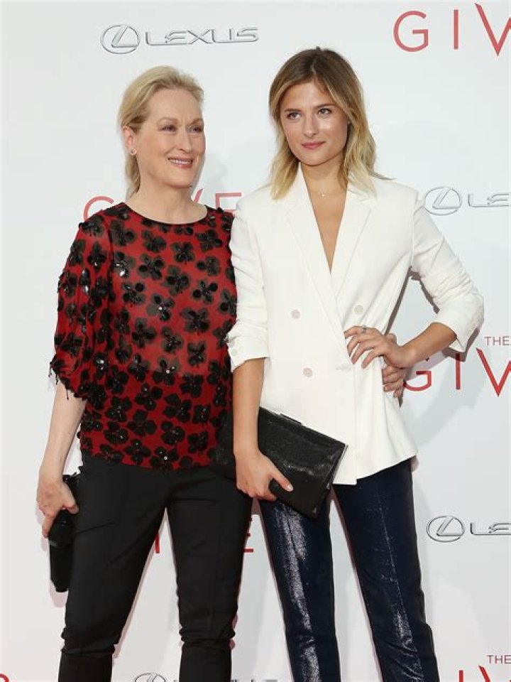 Louisa Jacobson Gummer Biography - Facts, Childhood, Family Life & Achievements of Model