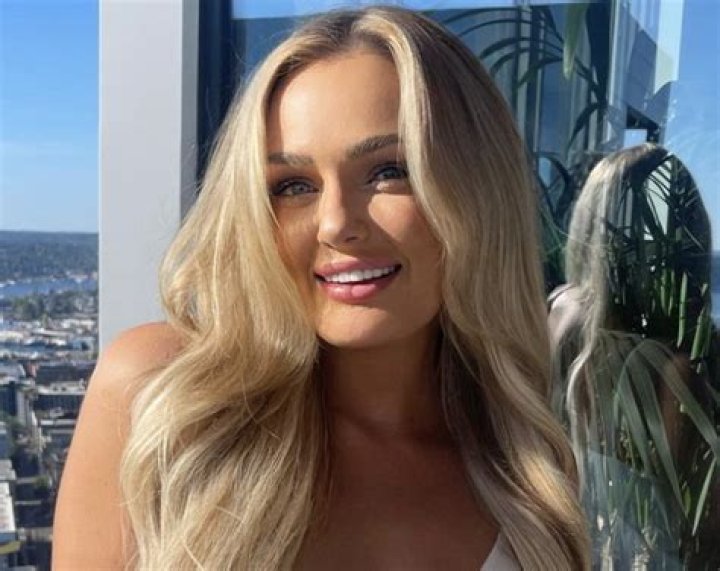 "Love Is Blind" Alum Micah Lussier Shares Swimsuit Photo "On DND"