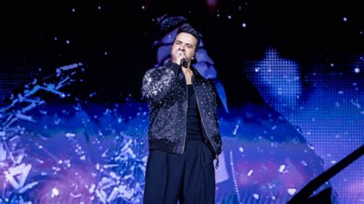 Luis Fonsi Biography - Facts, Childhood, Family Life & Achievements