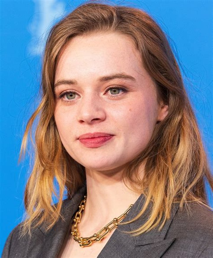 Luna Wedler Wiki, Boyfriend, Age, Height, Family, Net worth & Biography