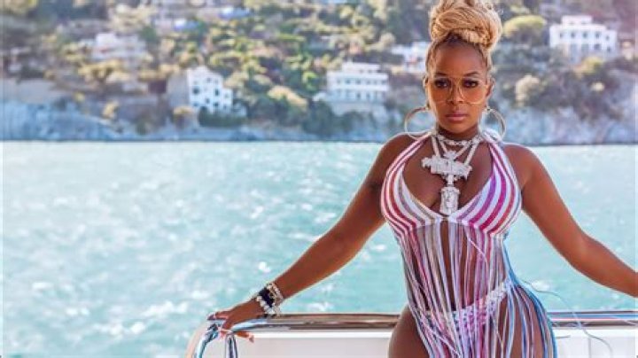 Mary J. Blige Shares Swimsuit Photo Saying "Keep Going"