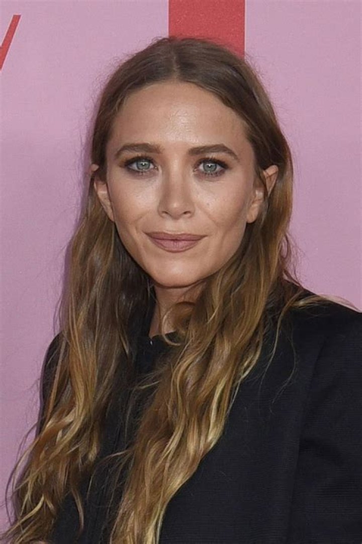 Mary-Kate Olsen Biography - Facts, Childhood, Family Life & Achievements