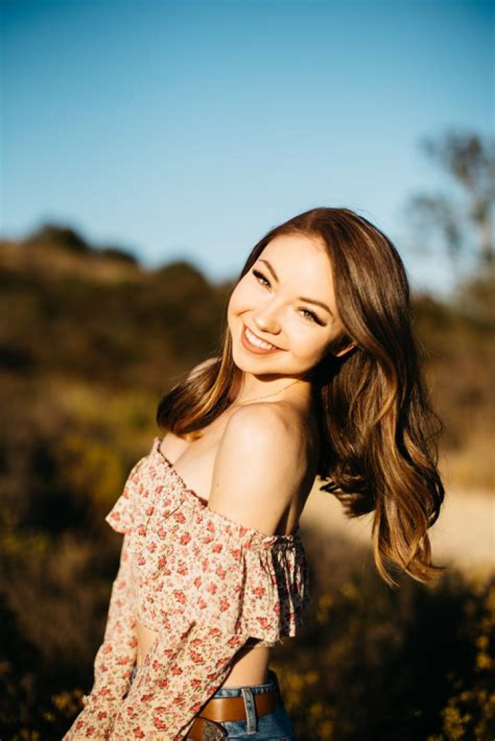 Meredith Foster - Bio, Facts, Family Life of YouTube Star & Blogger