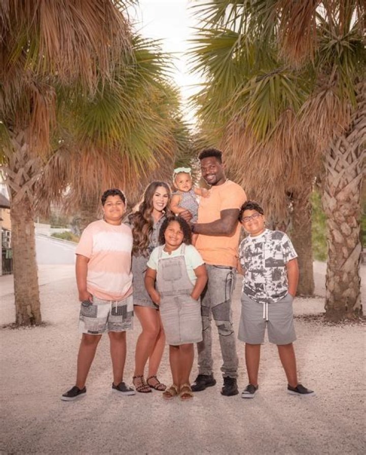 
Nessa Barrett Parents Raised Her With Brother and Family 