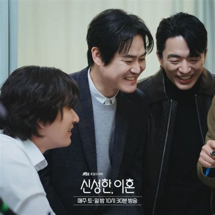 
New stills of Divorce Attorney Shin featuring Cho Seung-woo in new light 