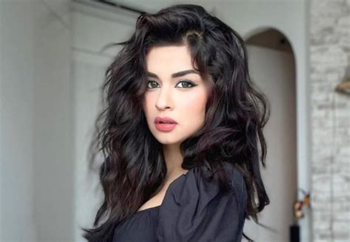 Avneet Kaur in Bathing Suit is a "Beach Bum" — Celebwell