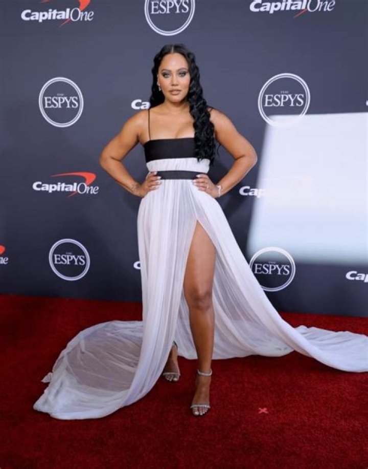 Ayesha Curry in Bathing Suit Says "Peace" — Celebwell