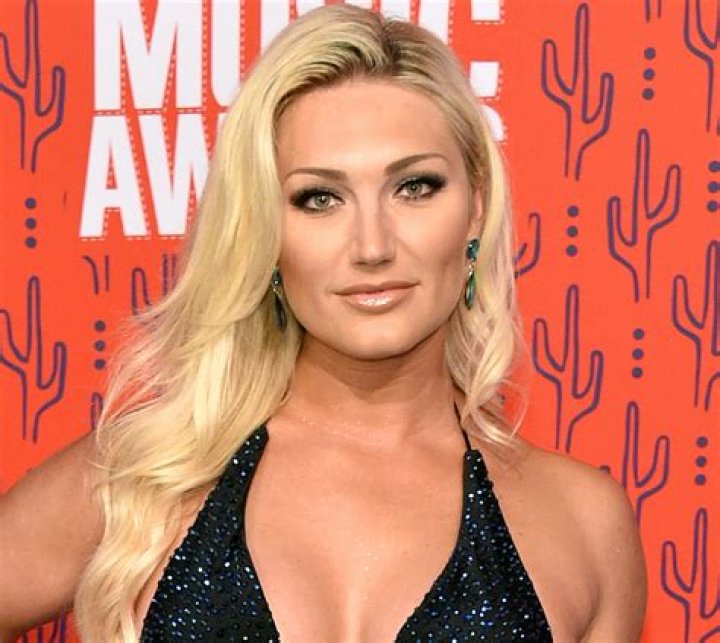 Brooke Hogan in Bathing Suit is "Beautiful" — Celebwell