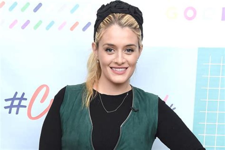 Daphne Oz in Bathing Suit Makes Her "New Fave Pizza" — Celebwell