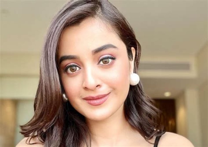 Darshana Banik in Bathing Suit Has "No Monday Morning Blues" — Celebwell