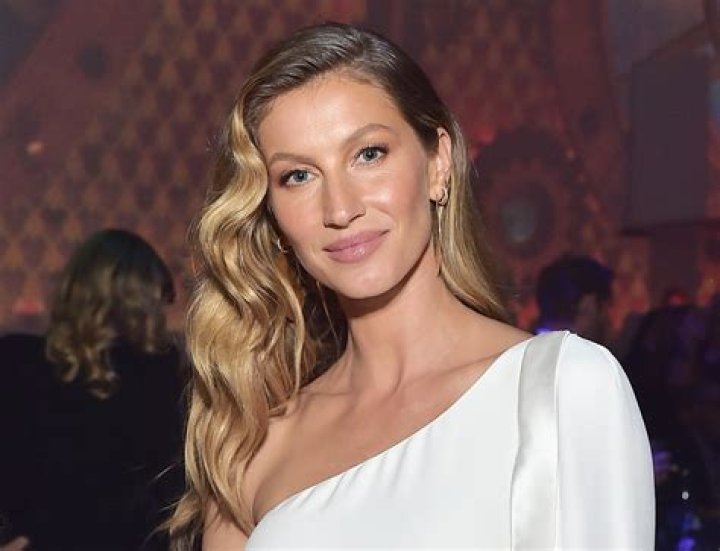 Gisele Bündchen in Bathing Suit Says "Manifest Anything" — Celebwell
