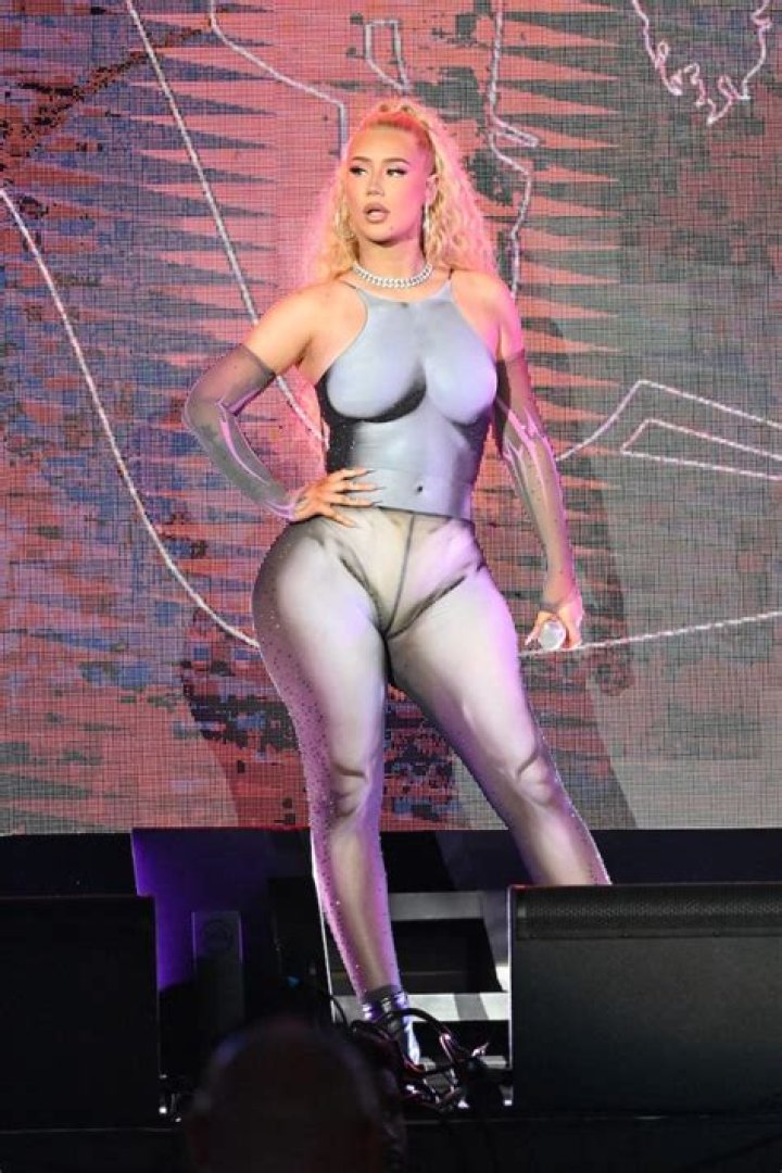 Iggy Azalea in Bathing Suit Says "I Heard You Were Lookin For Me…" — Celebwell