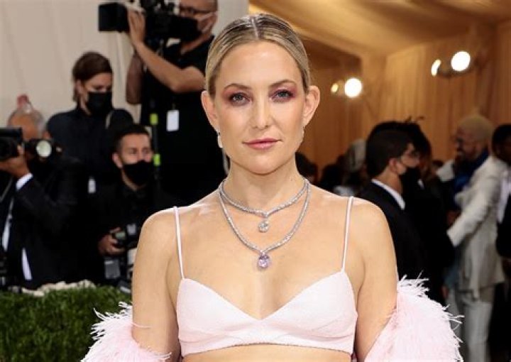 Kate Hudson in Bathing Suit Says "Take Me to the Dezzzz" — Celebwell