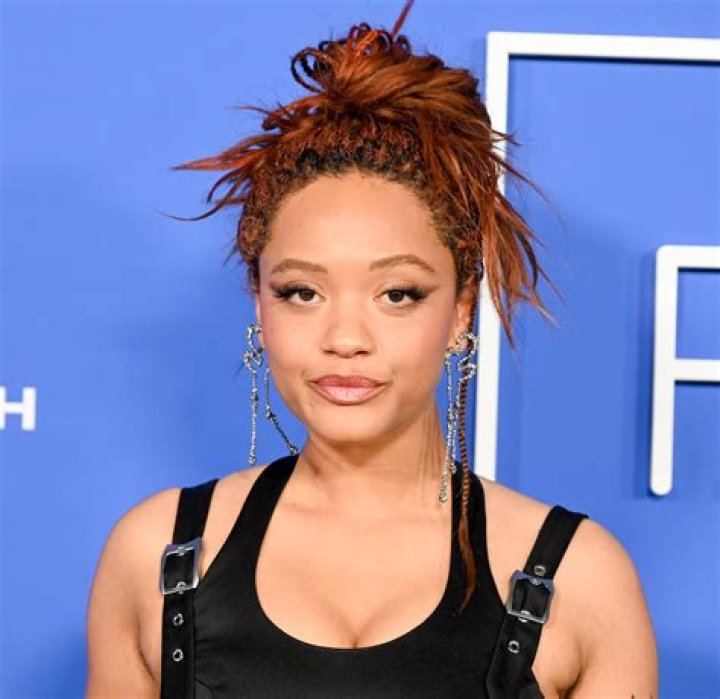 Kiersey Clemons in Bathing Suit Hangs With Dove Cameron — Celebwell