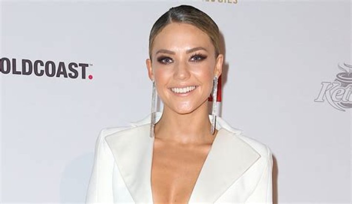 Sam Frost in Bathing Suit Does a “South Coast Beach Crawl” — Celebwell