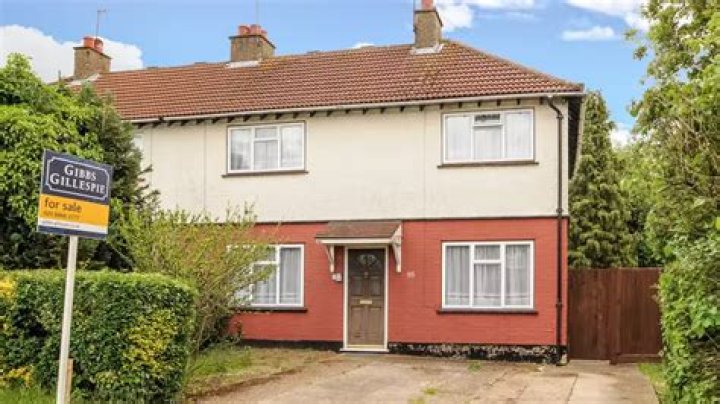 Rihanna, Jennifer Lopez and 7 other celebrities who had humble childhood homes before their rise to stardom