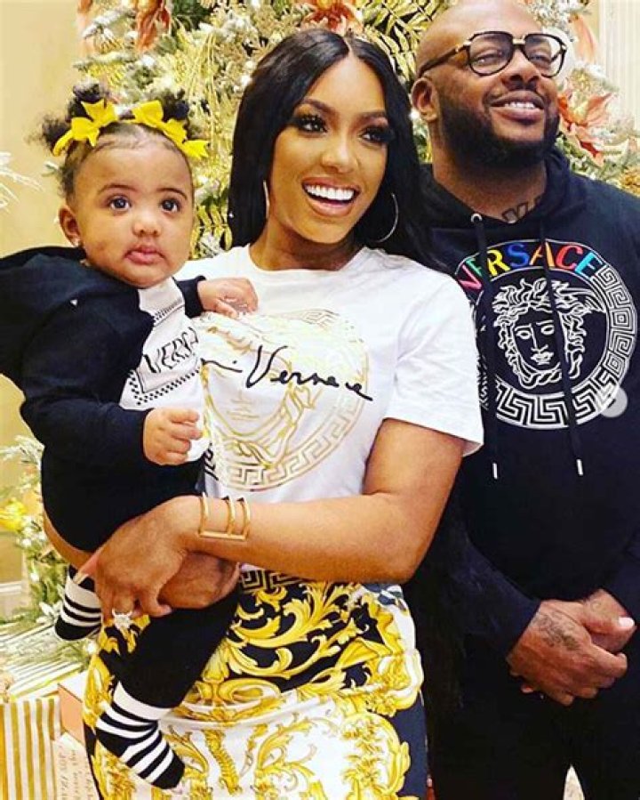 Porsha Williams And Dennis McKinley Pose Next To A Christmas Tree, Proudly Cradling The RHOA Star’s Baby Bump
