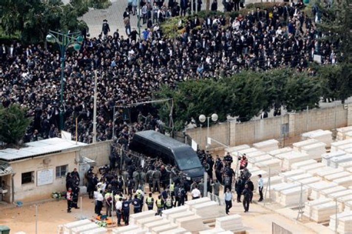 
Rabbi Chaim Kanievsky Funeral Video As Crowds Fight and Break Into Cemetery 
