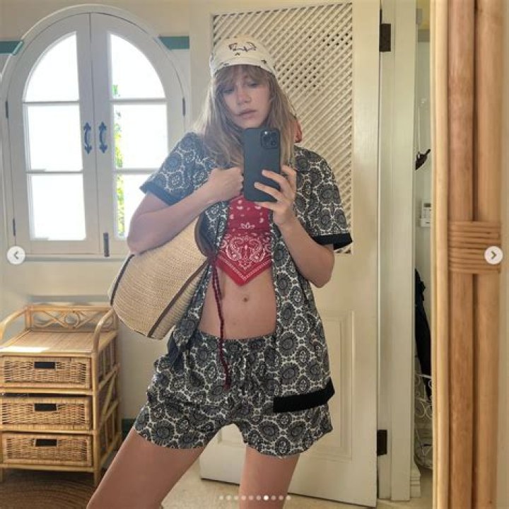 Robert Pattinson's Reported Fiancée Suki Waterhouse Shares Swimsuit Photo