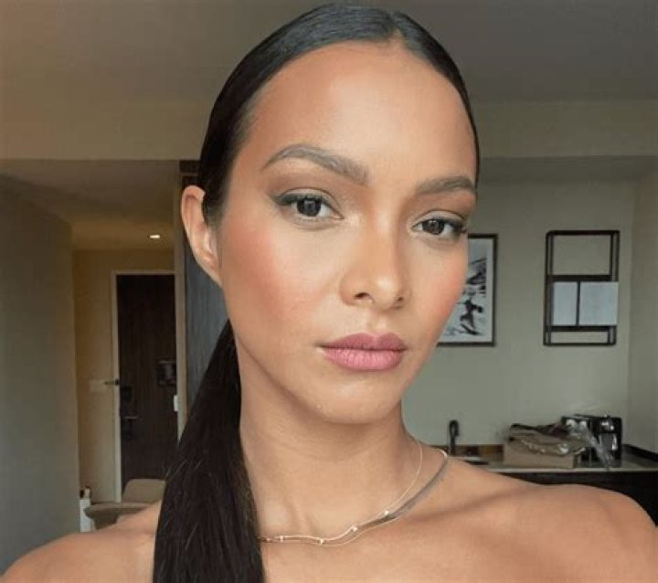 SI Swim Model Lais Ribeiro Shares Swimsuit Photo Saying "Hola"