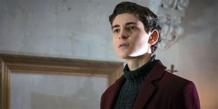 Silver St. Cloud Charms Bruce Wayne In New Clip From Next Week’s Gotham