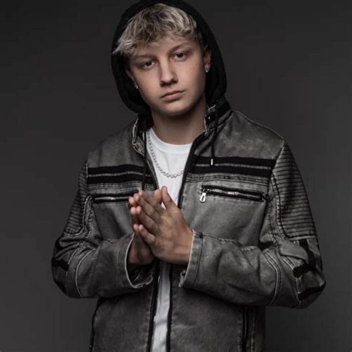 Stefan Benz Biography – Facts, Childhood, Family of South African Singer-songwriter