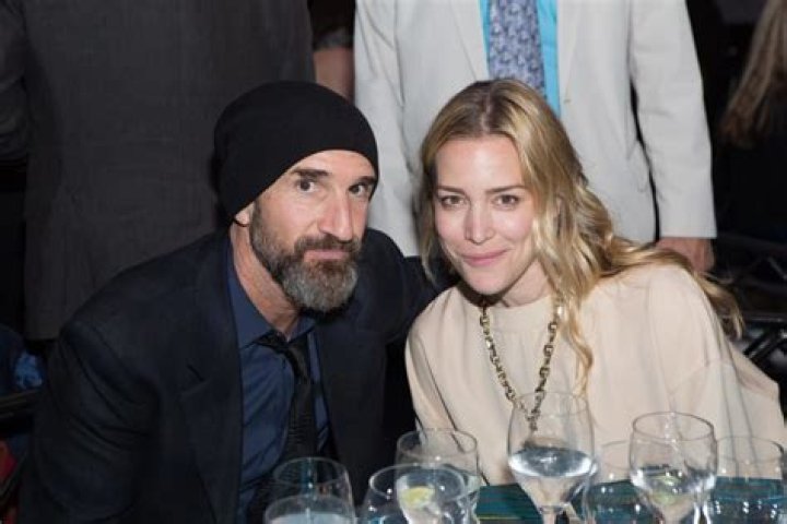Stephen Kay is Married to Wife: Piper Perabo. Kids. Dating History.