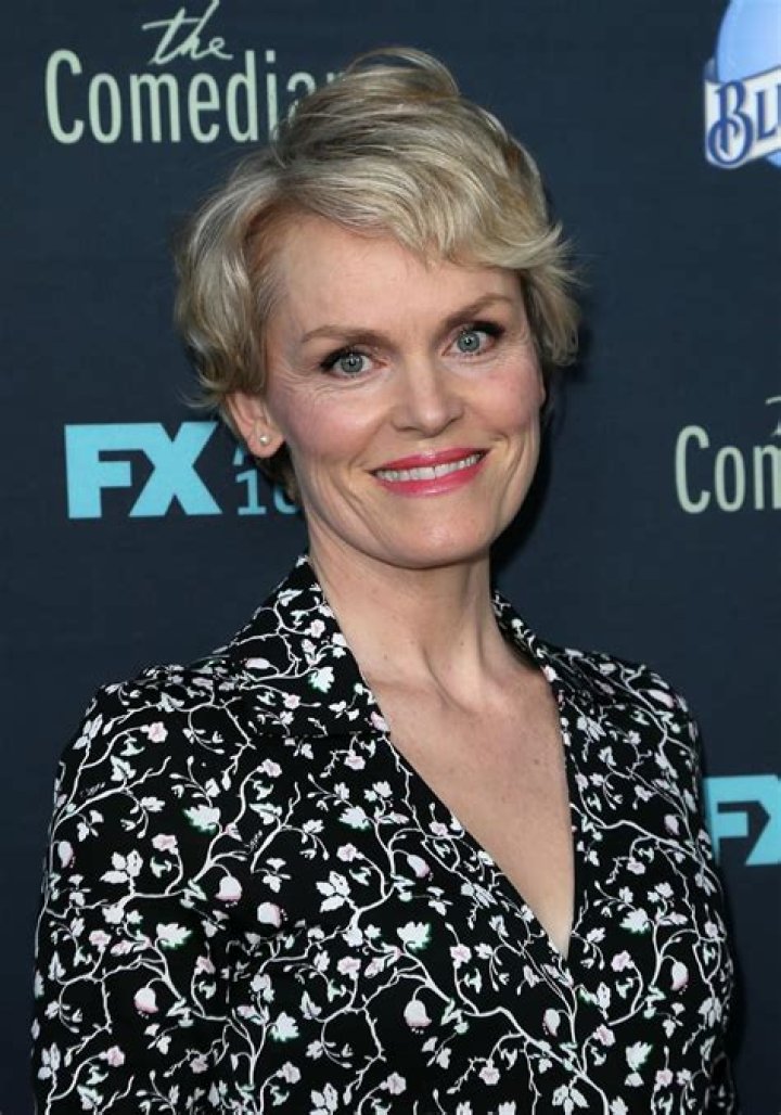 Stephnie Weir Biography - Facts, Childhood, Family Life & Achievements