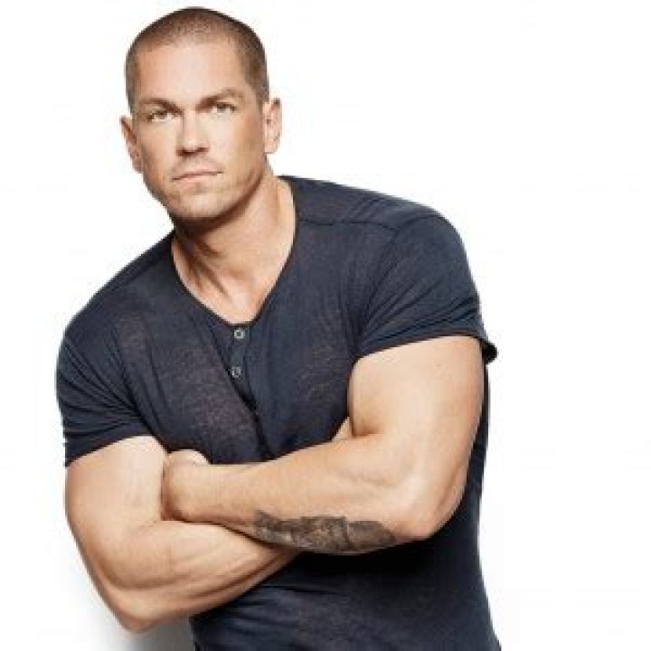 
Steve Howey’s Biography – Wife Sarah Shahi, Height, Wealth 