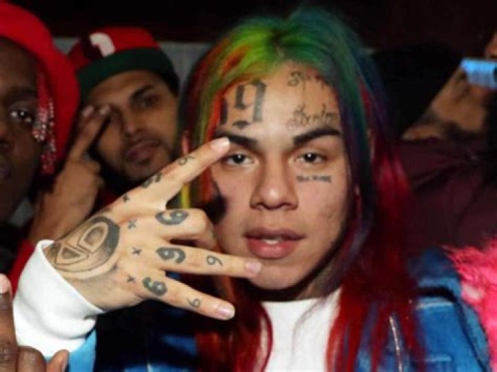 Tekashi 6ix9ine Debuts A Brand New Hairstyle – Will He Ditch His Rainbow Colored Hair?