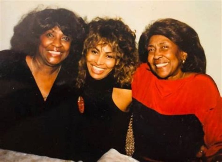 Alline Bullock, Evelyn Juanita Currie