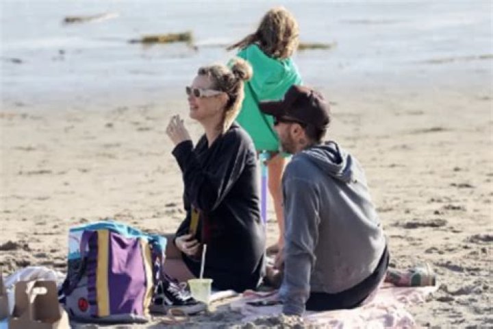 Together With His Children, Adam Levine And His Pregnant Wife Behati Prinsloo Spent The Weekend At The Beach