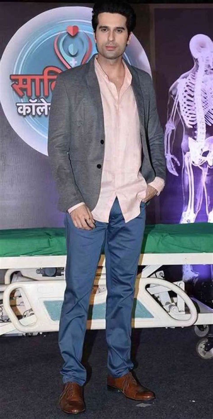 Vikram Sakhalkar Height, Weight, Net Worth, Age, Birthday, Wikipedia, Who, Instagram, Biography