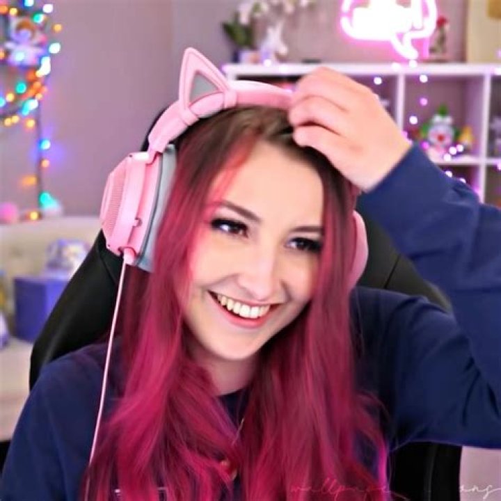 Vixella Biography - Facts, Childhood, Family Life & Achievements