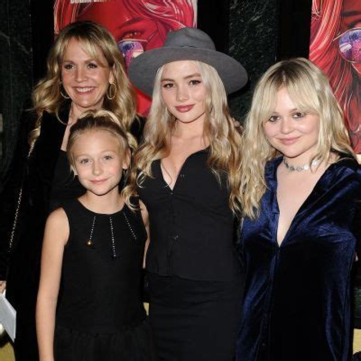 Who Are Emily Alyn Lind Parents | Meet Barbara Alyn Woods And John Lind | Family