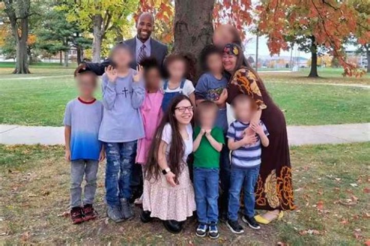 Who are Lauren Bernett parents and siblings?