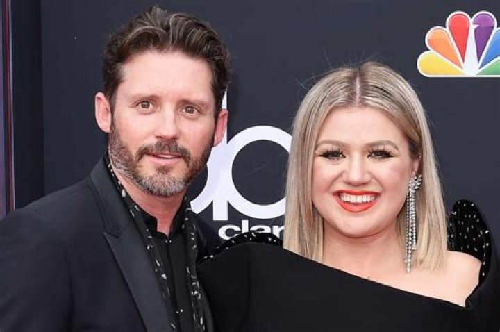 Who is Kelly Clarkson engaged to now?