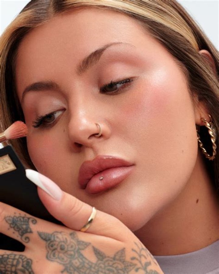 Who’s and where from Youtuber Jamie Genevieve? Wiki, MakeUp Artist, Hair, Age, Engagement ring, Nationality